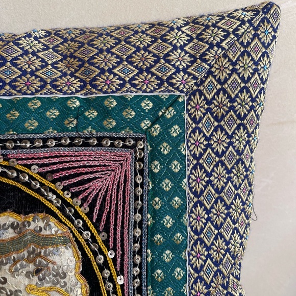 ELEPHANT PILLOW Embellished Sequins Embroidered Made by Hand in India 15” x 15” - Picture 3 of 8